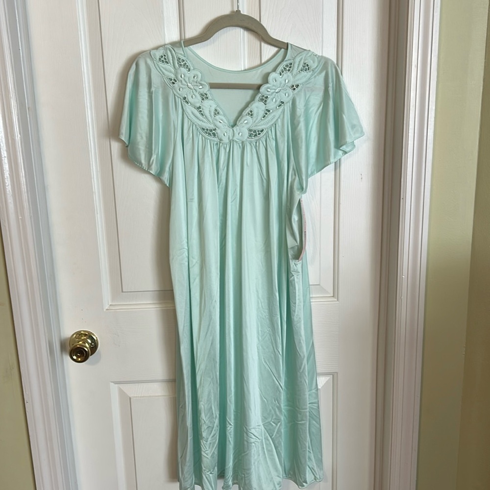Shadowline nightgown. Size medium. NWT.